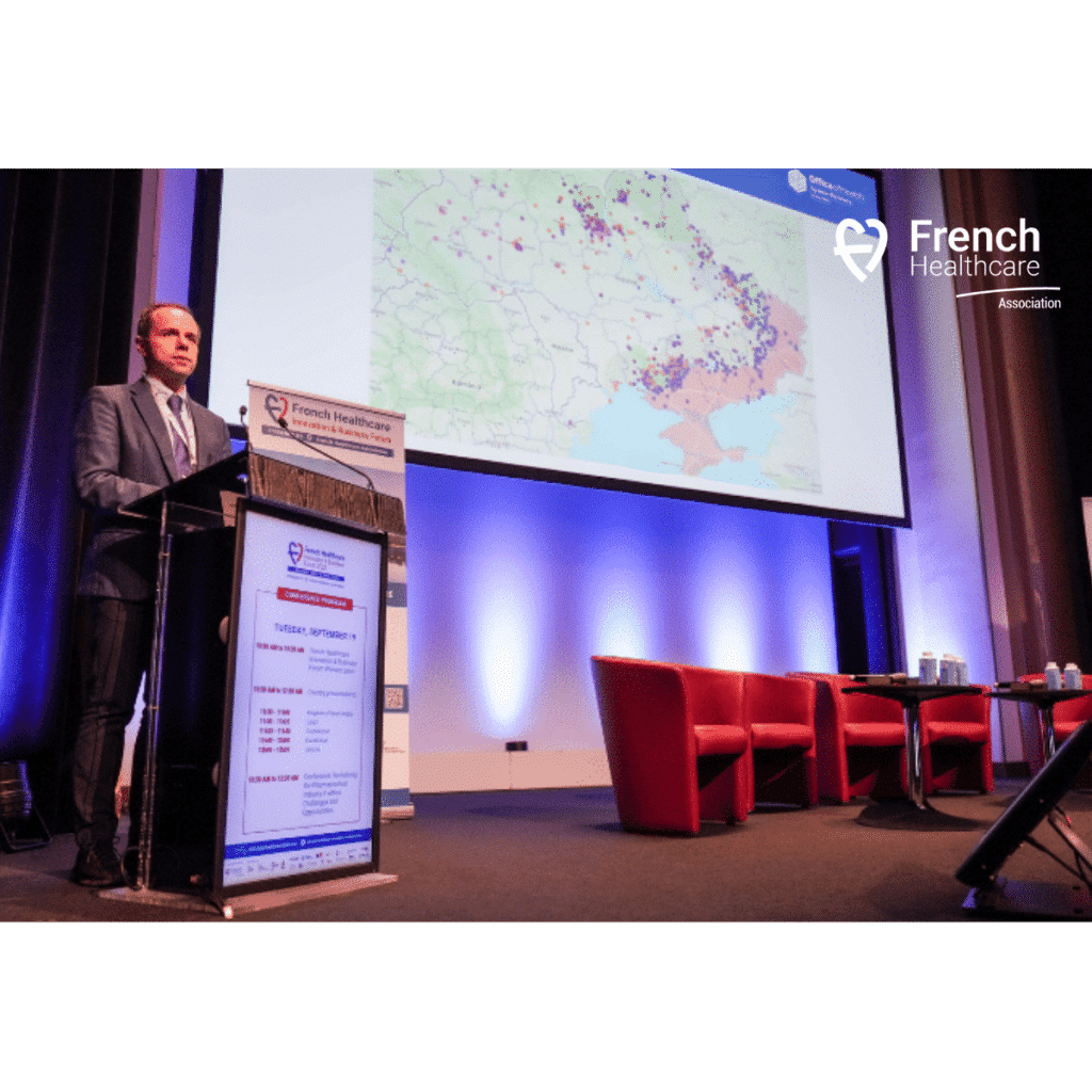 Photographie d'un responsable sanitaire ukrainien sur scène lors du french healthcare innovation & business forum en septembre 2023. 