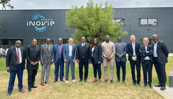 Photography of the partners that signed the partnership between Inovi and the MUGEF-CI